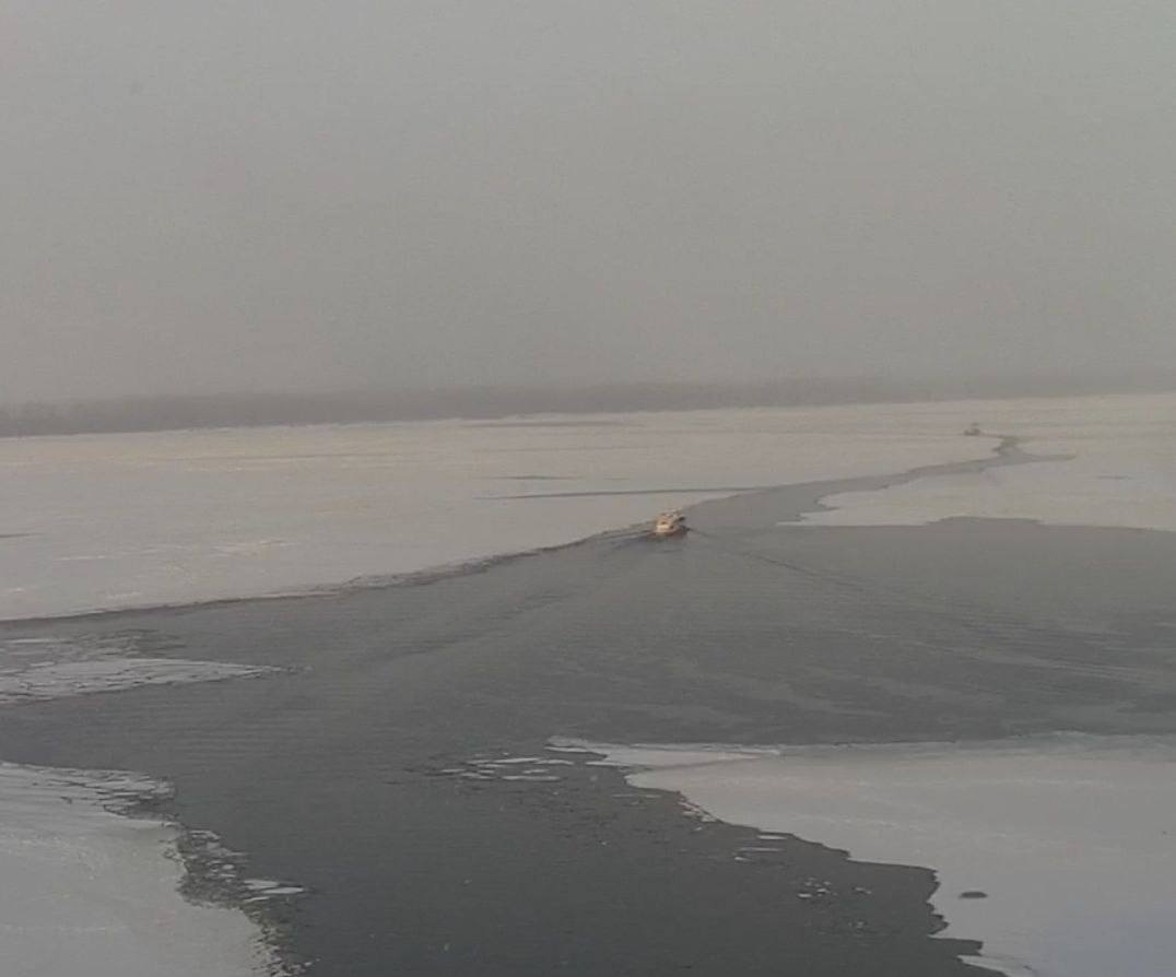 Работа речной переправы Самара Рождествено будет приостановлена с 3 января С 3 января 2026 года работа речной переправы Самара Рождествено будет приостановлена Об этом сообщается на официальном сайте Самарского речного пассажирского предприятия СРПП В понедельник 2 января организован всего лишь один рейс от речного вокзала в 14 00 MSK 1 На веб камере видно что теплоход Ом 142 отправился по расписанию в сопровождении буксира ледокола Портовый 13 В обратном направлении судно проследует в 16 00 MSK 1 Работа переправы возобновится после формирования устойчивого ледового покрова и безопасной работы судов на воздушной подушке kommersant volga