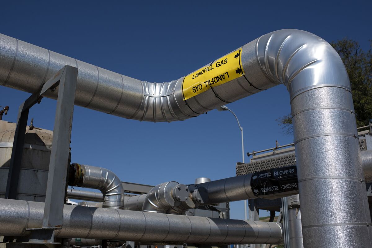 Масштабный газоперерабатывающий завод который по словам президента США Дональда Трампа Япония планирует построить в Огайо станет крупнейшим в США и сможет обеспечить электроэнергией миллионы домов Согласно информационному бюллетеню Министерства торговли США описывающему инвестиции Япония как ожидается инвестирует в проект 33 миллиарда долларов Возглавит проект дочерняя компания SoftBank Group Corp SB Energy По заявлению министра торговли США Говарда Лютника сделанному во вторник мощность электростанции составит 9 2 гигаватта jkinvest news jkinvest