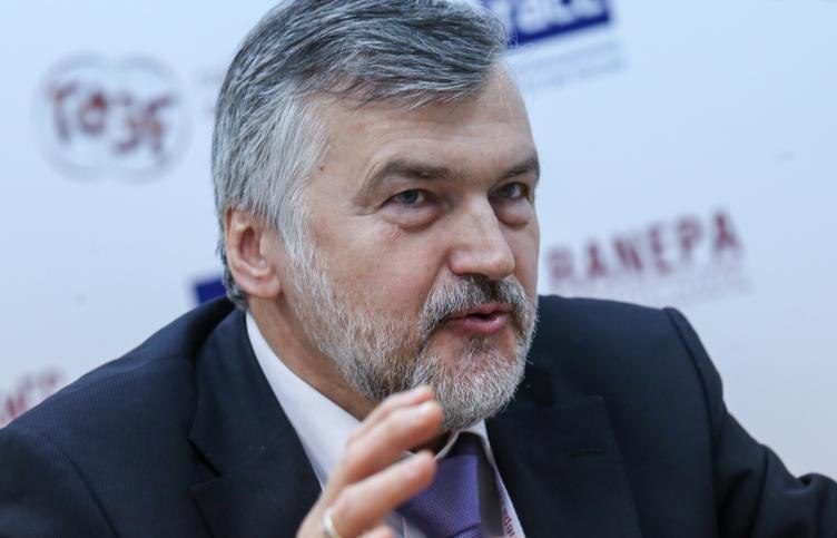 ВЭБ предложил создать фонды для вложения экспортной выручки в дружественных валютах Главный экономист ВЭБ PФ Андрей Клепач предложил создать инвестиционные фонды которые будут реинвестировать экспортную выручку российских компаний в мягких валютах Например в индийских рупиях в экономику России и стран партнеров Клепач отметил что у РФ накопился избыток доходов в рупиях и других дружественных валютах особенно в топливно энергетическом секторе Эти средства по его мнению стоит направить на развитие производств в Индии и других странах Азии geonrgru YouTube sponsr ru