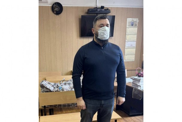 За спасение чужой жены от контрразведки экс-начальник отдела ГАИ Петербурга наказан условно и заплатит четыре миллиона Как сообщили в Объединенной пресс-службе судов Петербурга, суд назначил 3 года лишения свободы условно и штраф - 4 миллиона рублей бывшему начальнику ОГИБДД УМВД по Центральному району Петербурга Андрею Тимошенко. Он признан виновным в посредничестве в передаче крупной взятки. Судя по фото, в зал суда Тимошенко зашел в маске с крупной холщовой клетчатой сумкой с вещами. По данным следствия, в октябре прошлого года в разговоре со знакомыми и другими неустановленными лицами Тимошенко высказался о готовности передать 400 тысяч рублей оперуполномоченному управления ФСБ по Петербургу и Ленобласти. Деньги предназначались за повторное согласование назначения жены инициатора взятки на должность в УМВД по Центральному району города. В пресс-службе городских судов ранее уточняли, что деньги, по версии следствия, передавались предметно - за "незаконное бездействие". Под ним подразумевался отказ от контрразведывательных мероприятия в отношении женщины, у которой ранее было гражданство Украины. Объединенная пресс-служба судов Петербурга