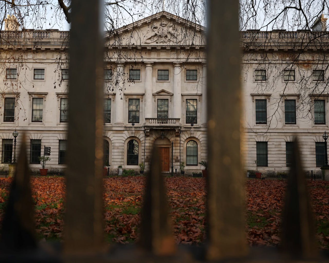 Правительство Великобритании одобрило строительство крупнейшего в Европе посольства Китая в Лондоне несмотря на предупреждения США об угрозе шпионажа Об этом сообщает британская газета The Guardian со ссылкой на решение министра ЖКХ общин и местного самоуправления Стива Рида jkinvest news jkinvest