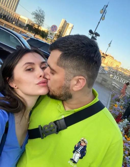 В Таиланде задержали Еву Карицкую, вдову рэпера Паши Техника. Против неё возбудили уголовное дело о клевете. Поводом стало заявление клиники, которую якобы обвиняют в причастности к гибели музыканта. При этом, по словам Евы, она вообще не упоминала эту клинику — ни в соцсетях, ни где-либо ещё. Она узнала о возможном деле из сообщения тайского юриста. КК