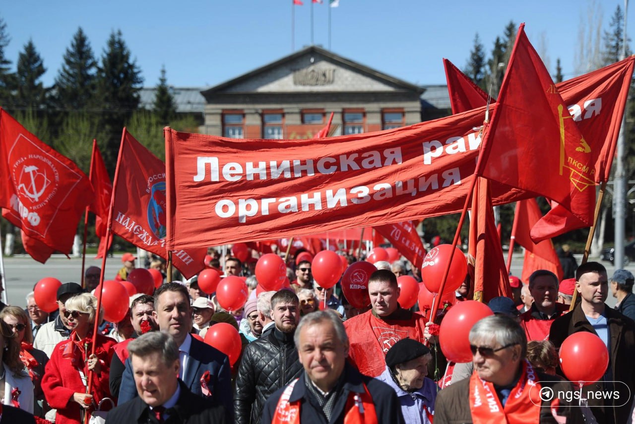 На Монументе Славы развернули 200-метровое Знамя Победы. Сегодня там проходит митинг коммунистов.  На сайте КПРФ объяснили, что Новосибирск принял участие в марш-эстафете «Наша Великая Победа». Она началась 17 марта в Севастополе.  За это время Знамя преодолело больше 28 тысячи километров и побывало в десятках городах России.