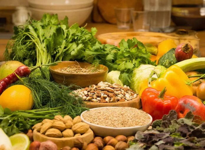 Названы продукты которые помогут восстановиться после праздников Овощи зелень фрукты и сухофрукты нужно есть для восстановления после праздников желательно перейти на дробное питание и ужинать не позднее трех часов до сна рассказали в пресс службе Роспотребнадзора Там уточнили что для возвращения в норму после праздников необходимо отдать предпочтение сбалансированному питанию перейти на более легкое и менее калорийное меню добавить физической активности Сбалансированное питание поможет не только восстановить организм но и в целом укрепить иммунитет Не пренебрегайте продуктами богатыми витаминами и нужными микроэлементами это овощи зелень фрукты Очень полезны и сухофрукты в них содержится клетчатка минералы микроэлементы витамины но много и сахара поэтому нужна умеренность сообщили в пресс службе Подробнее читайте по ссылке Фото сгенерировано ИИ yk24 ru в MAX Telegram ВК VK Видео