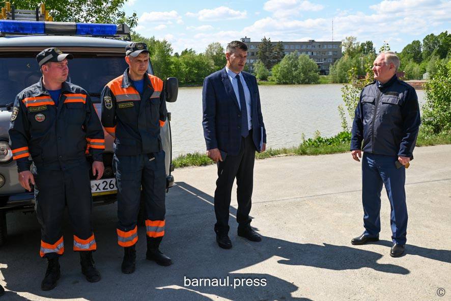 Паводковая ситуация в микрорайоне Затон находится на ежедневном контроле Сегодня, 20 мая, заместитель главы администрации города Барнаула по защите населения и информации Игорь Лисин провел выездное совещание в микрорайоне Затон. Также в совещании приняли участие глава администрации Центрального района Максим Сабына, заместитель начальника городского управления по делам ГОЧС Евгений Терещенко, начальник восьмой пожарно-спасательной части ГУ МЧС России по Алтайскому краю Алексей Матренин, представители отдела полиции по Центральному району УМВД России по г. Барнаулу, начальник территориального управления микрорайона Затон Валентина Михайлова и спасатели Управления по делам ГОЧС г. Барнаула. Игорь Лисин отметил, что развитие паводковой ситуации в микрорайоне Затон находится на ежедневном контроле в администрации города Барнаула: «Прогноз у нас в этом году достаточно оптимистичный, тем не менее, мы внимательно следим за уровнем воды. Мы готовы к любому развитию ситуации. Администрацией города выполняется полный комплекс противопаводковых мероприятий». Так, в рамках подготовки к паводку, выполнены работы по восстановлению насыпи и создан запас инертных материалов. С предпринимателями заключены соглашения на поставку продовольствия и товаров первой необходимости, обеспечен запас медикаментов. Проработан вопрос по транспортному обслуживанию жителей. Проведен подворовый обход, уточнен список жителей по категориям. В ходе выезда участники совещания объехали территорию микрорайона Затон, осмотрели дорогу на остров Шубинский, проверили работоспособность понтонного моста. Напомним, что в связи с подъёмом уровня воды с 17 мая в Затоне перекрыт объездной путь на остров Шубинский, попасть туда можно только через понтонный мост. С жителями проведены профилактические беседы, вручены памятки и листовки с правилами безопасного поведения на воде и телефонами экстренных служб. Подробнее.