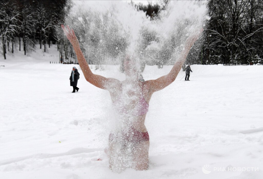 Прыгать в сугроб после бани опасно предупредили врачи Стресс из за разницы температур может вызвать спазм сосудов Спазм сосудов приводит к перепаду давления В итоге это все способно вызвать сердечный приступ Подобные эксперименты можно проводить только если человек регулярно закаляется подчеркнули специалисты Подписаться на РИА Новости