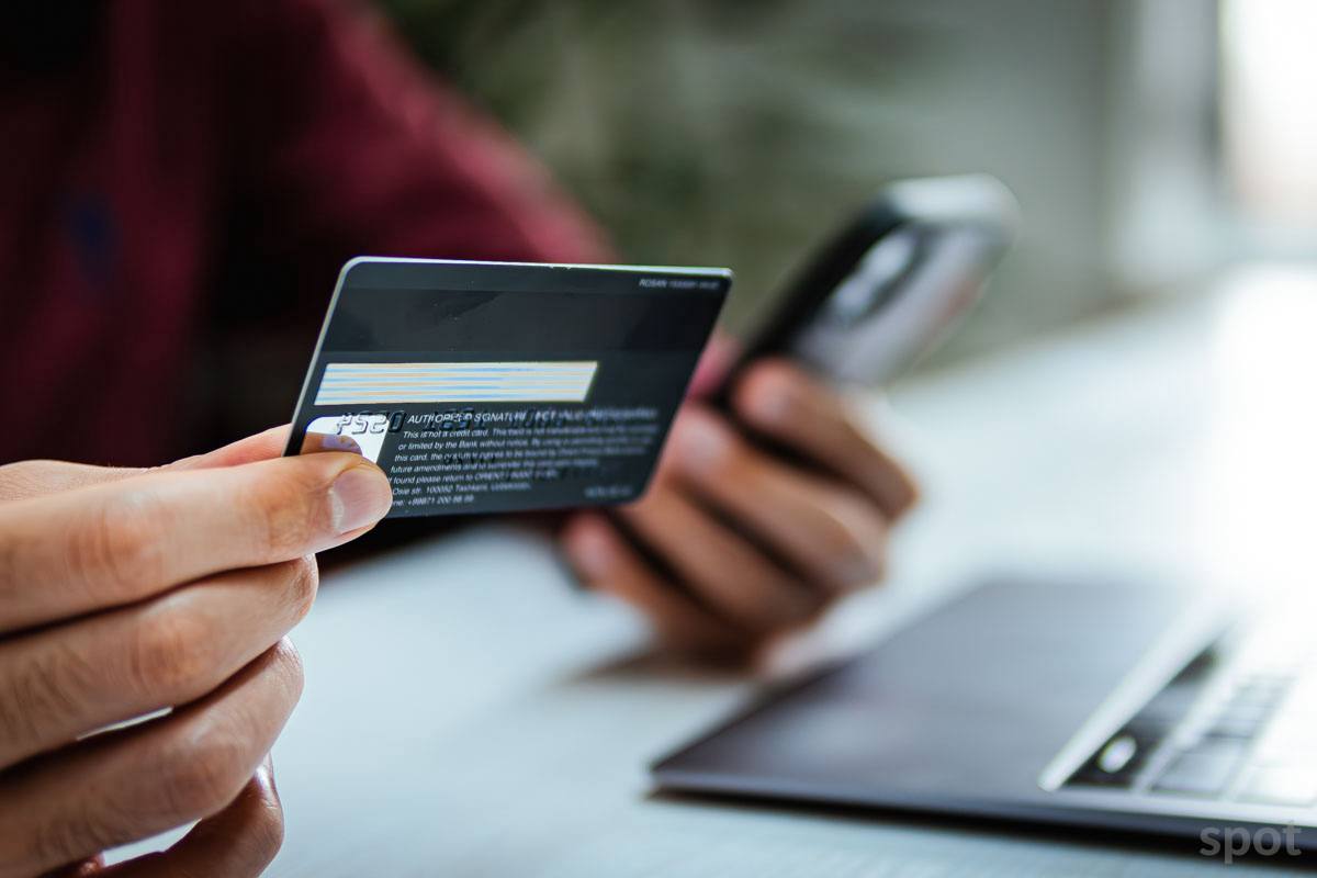 В Узбекистане кредиты больше не будут взыскивать с граждан если его оформили мошенники Если следователь прокурор или суд подтверждает статус пострадавшего банк обязан заморозить все операции по такому кредиту сообщает Минюст Возмещение ущерба кредитные организации будут требовать напрямую с мошенников Это означает жертвы онлайн афер больше не обязаны выплачивать чужие долги Подпишитесь и следите за актуальными новостями на нашем канале   telegram me joinchat AAAAAEEdc qam7052mnXKA