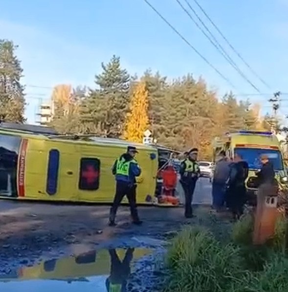 Во Всеволжске перевернулась машина реанимации  На перекрёстке Колтушского и Южного шоссе перевернулась машина скорой помощи. Авария произошла в 11:55, когда реанимационный автомобиль столкнулся с «Митсубиси».  Двум сотрудникам скорой помощи была оказана медицинская помощь на месте. Пациентов в машине на момент ДТП не было. В настоящее время проводится проверка всех обстоятельств происшествия.   Подписаться   Новости СПБ