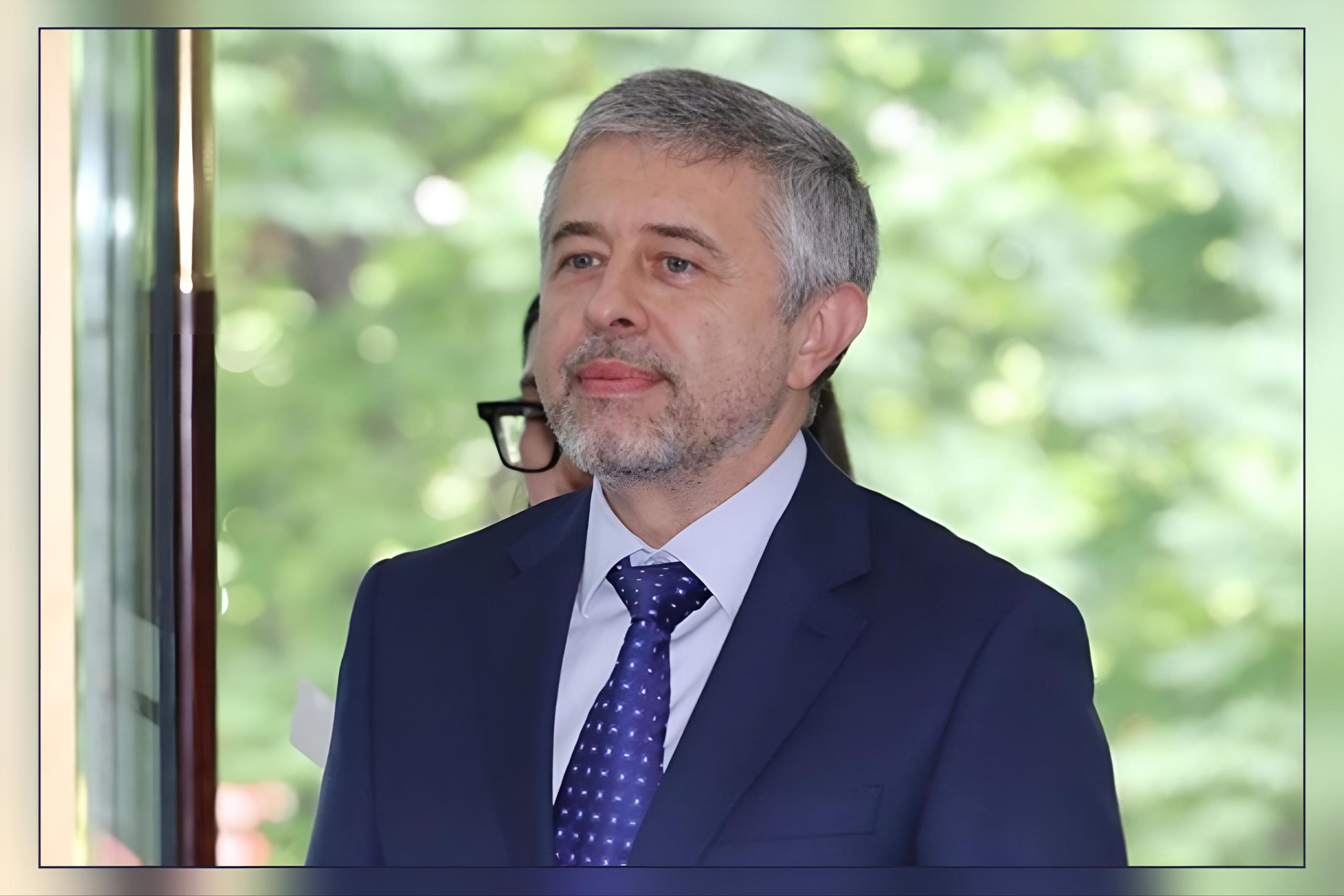 Россия без сотрудничества с Москвой планы Сеула по Северному морскому пути нереалистичны 9 02 2026 Сеул 1 1464 6 Посол России в Южной Корее Георгий Зиновьев заявил вчера что реализация корейских планов по развитию Северного морского пути невозможна без тесного взаимодействия с Россией По словам дипломата корейская концепция развития Северного морского пути напрямую затрагивает вопросы судоходства и морской безопасности в арктических районах России В этой связи подчеркнул он без плотного сотрудничества с Россией такие планы реализовать невозможно Зиновьев отметил что российская сторона осведомлена о намерениях Сеула использовать Северный морской путь для перевозки грузов из Азии в Европу а также о стремлении превратить Пусан в международный логистический хаб Он добавил что Москва готова к конструктивному диалогу по этой теме Ранее 5 января исполняющий обязанности министра океанов и рыболовства Республики Корея Ким Сон Бом сообщил о планах Сеула в 2026 году провести пробный рейс контейнеровоза вместимостью 3 000 TEU из Пусана в Роттердам по Северному морскому пути Он также отметил что в первой половине года правительство намерено подготовиться к консультациям с российскими ведомствами по этому вопросу Также Зиновьев заявил что южнокорейские товары не подпадающие под санкции сохраняют устойчивый спрос на российском рынке и занимают ниши после ухода западных брендов Посол добавил что главным препятствием для развития торгово экономического сотрудничества между Россией и Южной Кореей остаётся отсутствие надёжных механизмов международных расчётов Вся Корея Наш запасной канал Корейский полуостров Больше о Корее Корея ВсяКорея Новости Россия