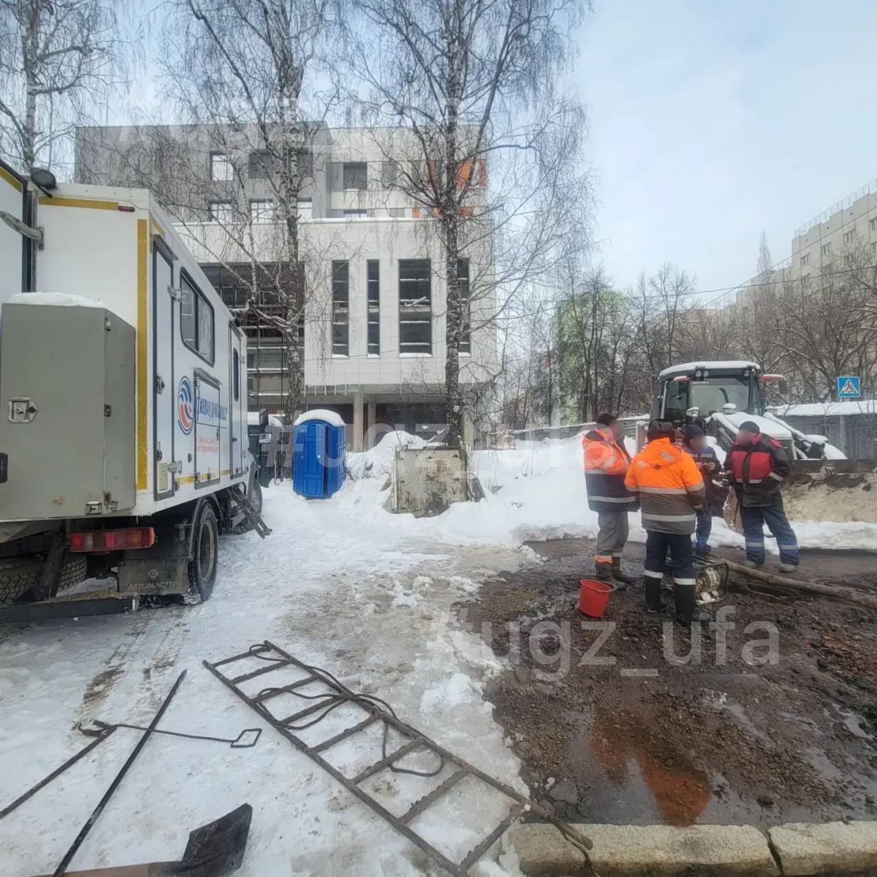 Во дворе Республиканской клинической больницы имени Гумера Куватова на уфимской улице Достоевского прорвало трубопровод диаметром 250 миллиметров Ситуация находится под постоянным контролем Просим жителей сохранять спокойствие и соблюдать рекомендации служб говорится в пресс релизе управления гражданской защиты Уфы О последствиях и отключении коммунальных систем власти не сообщают Фото Telegram УГЗ Уфы Подписывайтесь на Ъ Уфа Оставляйте бусты