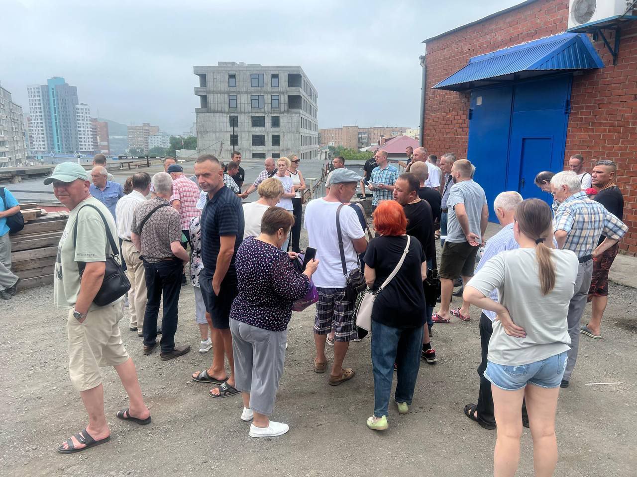 Состоялась встреча жителей города по поводу резонансного дела о сносе собственности в пользу очередной городской застройки. Напомним, что совсем недавно на рассмотрение был выдвинут проект, который гласит о том, что около Нагорного парка, в границах территорий Тюменской, Тунгусской и Шилкинской, планируется масштабная застройка. Под проект попали жилые дома, в которых многие люди живут десятками лет; также под снос попал ГСК #130 «ДРУЖБА-С». Район, попадающий под застройку итак перенаселен и к расширению и увеличению количества жителей не готов. В эту субботу, 26.07, на территории ГСК «ДРУЖБА-С» прошло собрание всех несогласных с застройкой. Большое количество неравнодушных жителей объединились для написания официального обращения в Правительство РФ об исключении данной территории из проекта городской застройки. Жители взывают к адекватности и пониманию со стороны вышестоящих органов. Просим распространить информацию и поддержать жителей города. . ПОДПИСАТЬСЯ. ДПС ВЛАДИВОСТОКА