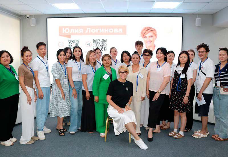Калмыкия повышает стандарты сервиса к III Буддийскому форуму!  В преддверии III Международного буддийского форума Министерство экономики и торговли Калмыкии совместно с Центром «Мой бизнес» организовало трёхдневное обучение для сотрудников местных кафе и ресторанов.   Эксперт по экологичному сервису Юлия Заяц провела семинар, нацеленный на улучшение качества обслуживания и эффективное управление командами. Участники углубились в ключевые аспекты работы с гостями и изучили современные тренды, получив ценные знания для применения на практике.    «Наша задача — делиться опытом, помогать находить новые подходы и открывать возможности, которые укрепят экономику регионов и создадут комфорт для клиентов», — отметила замруководителя центра «Мой бизнес» Калмыкии Эльза Дораева.    Это важный шаг для создания максимально комфортных условий для гостей республики!     Читайте новость на сайте     #РИАКалмыкия / #РеспубликаКалмыкия