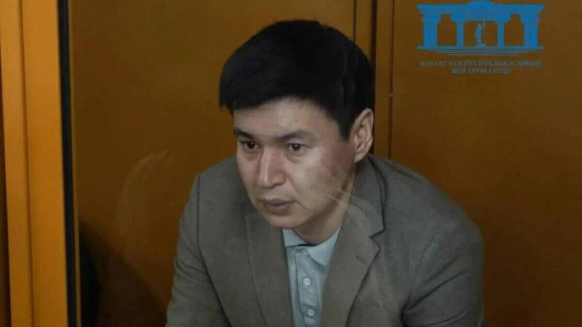 Выйдет по амнистии: прошение брата Бишимбаева удовлетворил суд  В Степногорском городском суде рассмотрели прошение Бахытжана Байжанова на сокращение срока в связи с амнистией. Он предпочел проводить процесс без СМИ, но судья Акишев ходатайство не удовлетворил.   Конец срока отбывания наказания у Байжанова – 18 июля 2027 года.  Теперь срок сократится на одну треть: то есть освободиться Бахытжан Байжанов должен в ноябре 2026 года.  Роль в решении сыграла характеристика представителей колонии, где Байжанов отбывает наказание, а также  погашение исковых требований:  По отбыванию наказания – характеризуется положительно. По приговору суда исковые требования погашены в полном объеме. Имеет первую положительную степень поведения в условиях содержания, имеет два поощрения.   Прокурор также был солидарен и просил удовлетворить прошение.  Напомним, Бахытжан Байжанов — брат бывшего министра нацэкономики Куандыка Бишимбаева. Их обоих судили по делу об убийстве Салтанат Нукеновой, Байжанов получил срок в четыре года за укрывательство особо тяжкого преступления. Считая себя невиновным, он подавал на апелляцию, но приговор оставили без изменения.