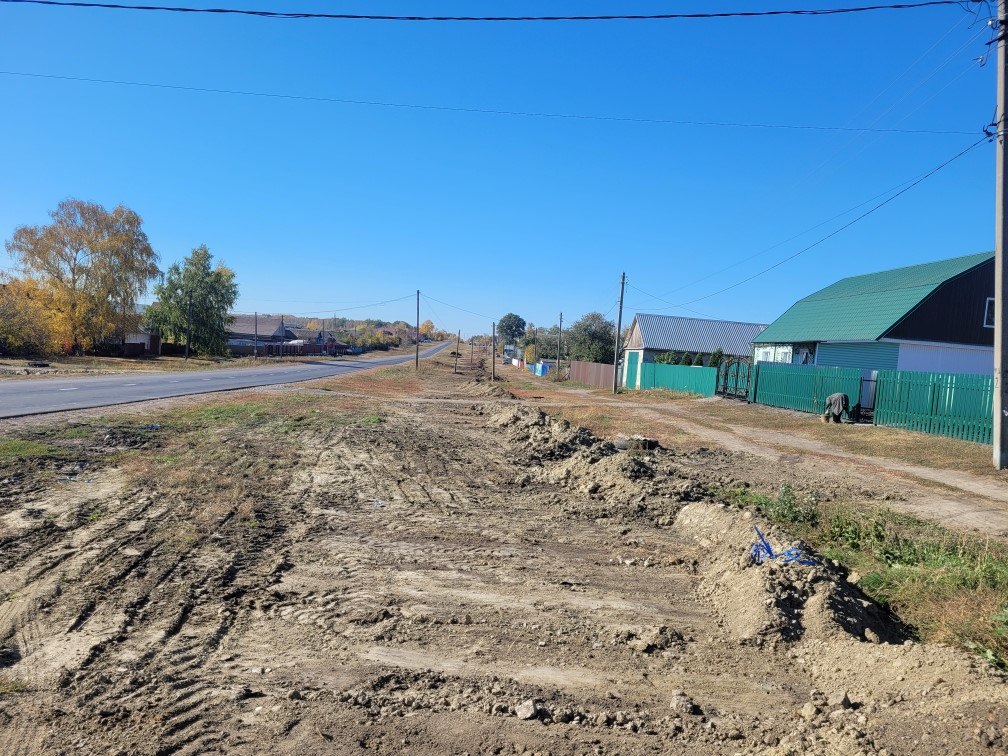 В райцентре Земетчино капитально отремонтирован водопровод на улице Ленина   Подрядчики уложили более 1500 метров новых труб, заменили запорную арматуру в колодцах.    Заместитель министра жилищно-коммунального хозяйства и гражданской защиты населения Пензенской области Дмитрий Герасимов: Старый водопровод был сильно изношен и полностью выработал свой ресурс. Из-за многочисленных аварий возникали перебои в подаче холодной воды потребителям. При строительстве новых объектов водопроводно-канализационного хозяйства применяют современные полимерные материалы, которые могут служить не менее 50 лет. Новые коммуникации позволят снизить количество аварийных ситуаций, а значит, и перебоев с водоснабжением.  В рамках нацпроекта «Демография», который реализуется по инициативе Президента РФ на ремонт водопровода из федерального и регионального бюджетов было направлено более  3,1 миллионов рублей.     #пензенскаяобласть   #демография