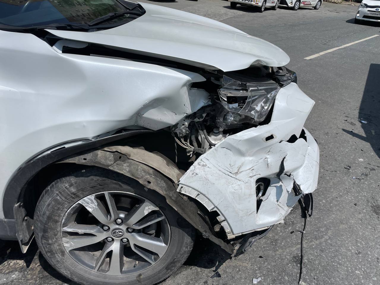 лобовое с пострадавшими во Владивостоке на Луговой Водитель Toyota RAV4, совершая разворот на Луговой, 49а, не убедился в безопасности маневра и совершил лобовое столкновение с Mark 2, в результате ДТП пострадали пассажир RAV4 и водитель Mark2 ВЫЗОВ АВАРИЙНОГО КОМИССАРА 272-10-01
