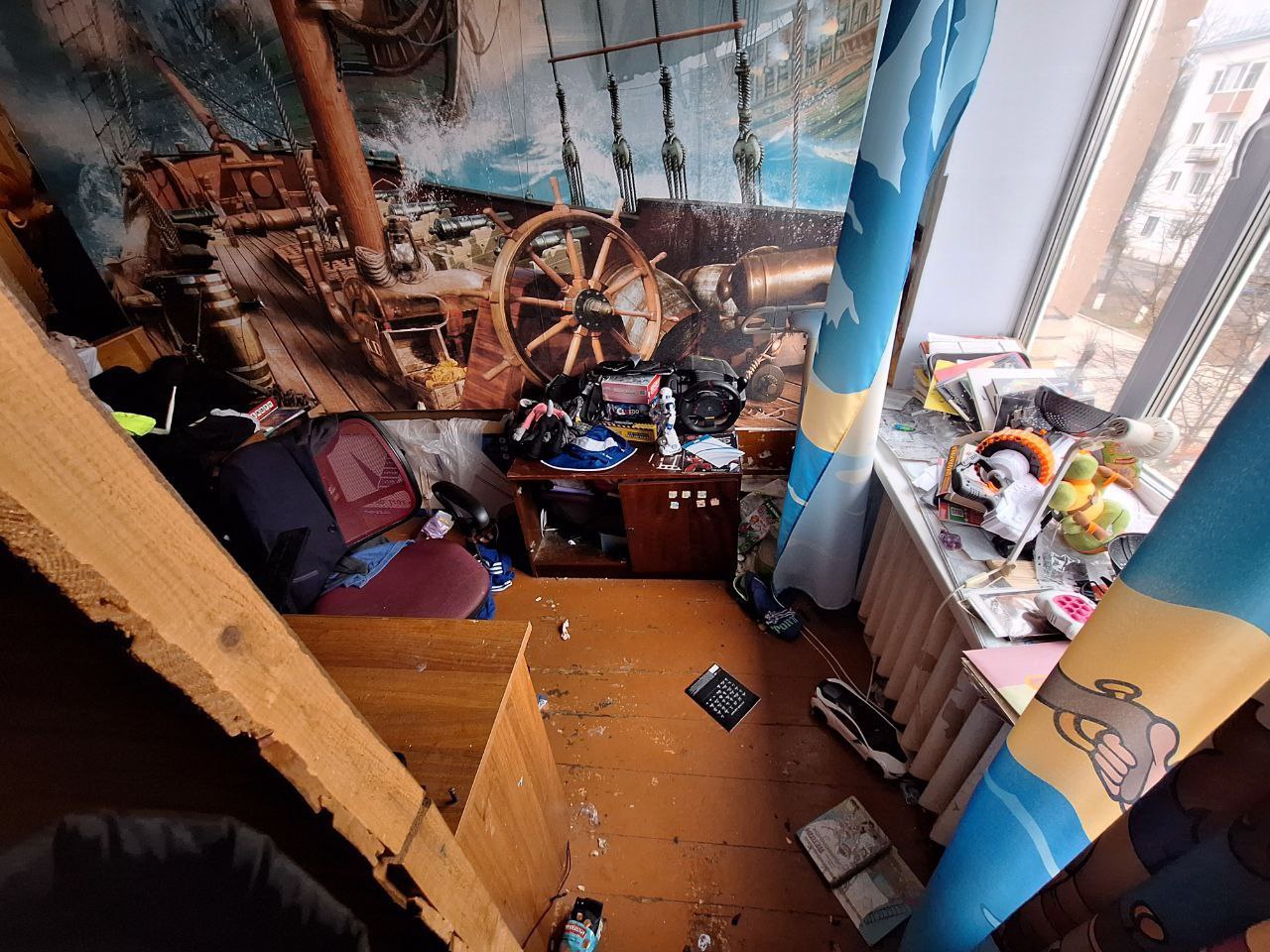 Голод страх и насилие семья в Кольчугино жестоко обращалась с детьми newsvladimir ru fn 1758725 html Кольчугинская межрайонная прокуратура по результатам проверки возбудила уголовное дело о заведомом оставлении несовершеннолетних в опасности и ненадлежащем исполнении родительских обязанностей Проверка была организована после поступившей из районной администрации информации о том что ученик 5 го класса одной из школ города обратился к фельдшеру с жалобами на боли в голове и животе При этом он сообщил что родители на протяжении длительного времени употребляют алкоголь и не кормят его младшую Прислать новость Подписаться Мы в MAX