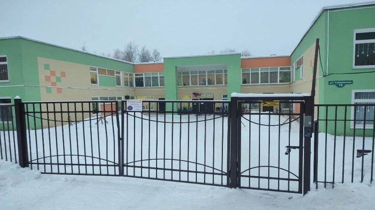 В детском саду на Гайве зафиксированы случаи острой кишечной инфекции   vesti perm ru publications 0f7d72a9 b851 401d a53e 62da8f2f79a6 Управлением Роспотребнадзора по Пермскому краю проводится комплекс противоэпидемических мероприятий в связи с регистрацией единичных случаев острой кишечной инфекции среди воспитанников МАДОУ Детский сад 394 г Перми Проведено обследование дошкольной образовательной организации и организатора питания детей осуществлён отбор проб воды пищевых продуктов и продовольственного сырья а также смывов с объектов окружающей среды Организовано обследование сотрудников пищеблока Выданы предписания о проведении противоэпидемических и профилактических мероприятий Вести Пермь в MAX   max ru vestipermtv