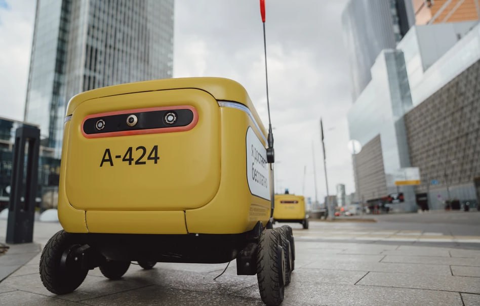 Порядок работы роботов курьеров утвердили в Москве они получат индивидуальные номера сообщает департамент транспорта Это позволит идентифицировать устройства и регулировать их передвижение Роверы будут передвигаться только в разрешенных зонах Также будут определены зоны стоянки Сейчас в городе работают порядка 200 роботов доставщиков они выполняют более 1 5 тысячи заказов в сутки moscow on air