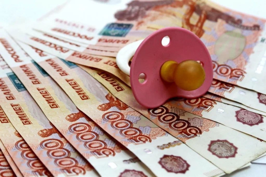 С ростовчанина взыскали свыше 40 млн рублей алиментов  Судебные приставы Мясниковского района взыскали с местного предпринимателя более 40 миллионов рублей задолженности по алиментам на содержание несовершеннолетних детей. Об этом сообщает пресс-служба ГУФССП России по Ростовской области.    Предприниматель скрывал доходы и не платил алименты в полном объеме. По ходатайству взыскателя судебный пристав рассчитал задолженность, составившую 40 565 531 рубль, и уведомил должника.    После того как мужчина проигнорировал требования, пристав выявил его предпринимательскую деятельность. Его арестовали и взыскали 6 211 300 рублей, а также запретили регистрировать транспорт и недвижимость. Дополнительно должник передал взыскателю имущество на сумму 34 354 230 рублей, что позволило погасить задолженность полностью.    За уклонение от выплат с предпринимателя взыскали еще 2 839 587 рублей, перечисленные в бюджет РФ. Денежные средства в пользу детей получены в полном объеме.   Подписаться на "Новости Ростова"    Прислать новость