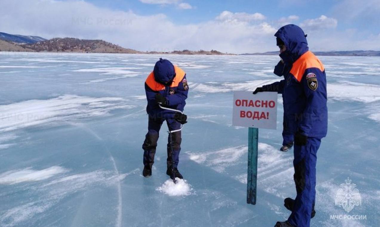 В районе Порта Байкал появилась становая трещина, которая в некоторых местах достигает шириной одного метра.  В месте разлома открытая вода. Спасатели напоминают: выезд на лёд запрещён.    Подписаться   Прислать новость