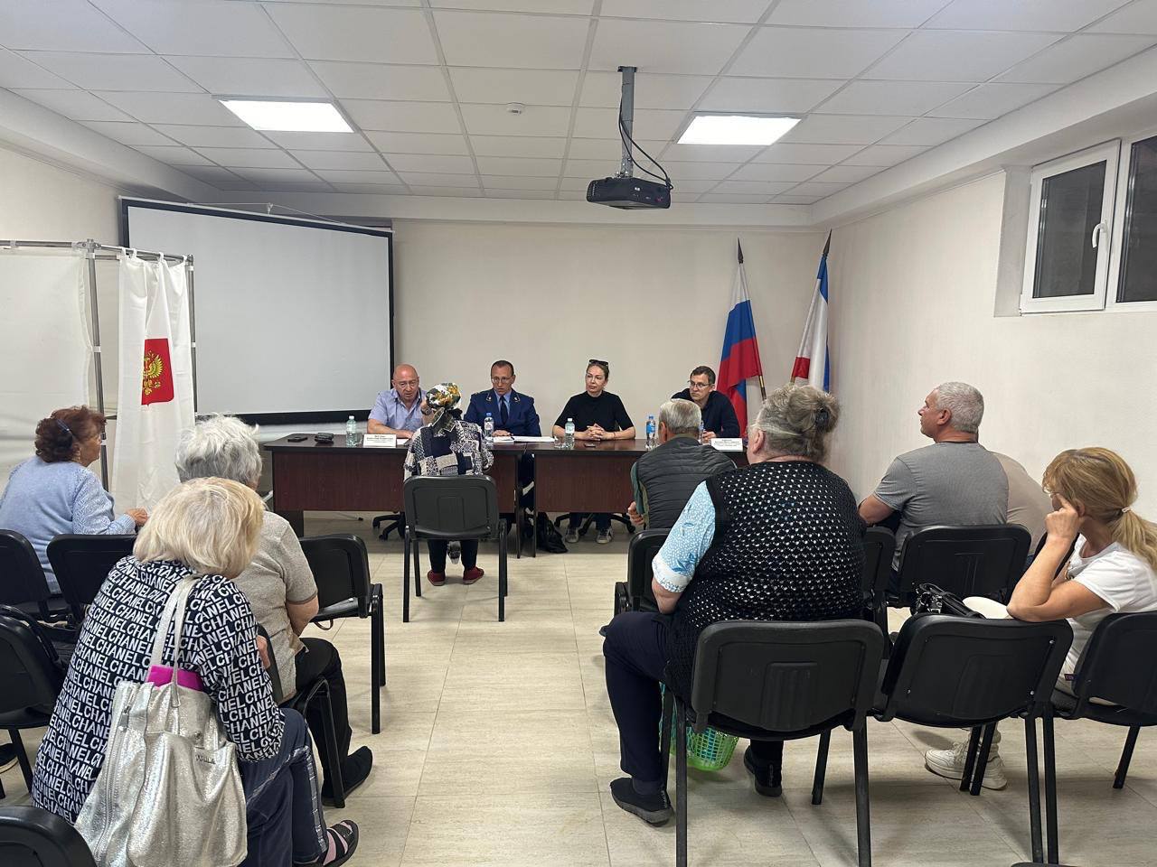 Прокурор Симферопольского района Сергей Зайцев принял граждан совместно с Уполномоченным по правам человека в Республике Крым Александром Штехбартом в администрации Гвардейского сельского поселения.  На прием обратились граждане с вопросами о благоустройстве населенных пунктов, соблюдении требований земельного, жилищного законодателсьства, подключении к водоснабжению и с иными просьбами.  При проведении приема изучены доводы каждого заявителя, даны разъяснения законодательства.   По поступившим жалобам организованы проверки, результаты которых поставлены на контроль.