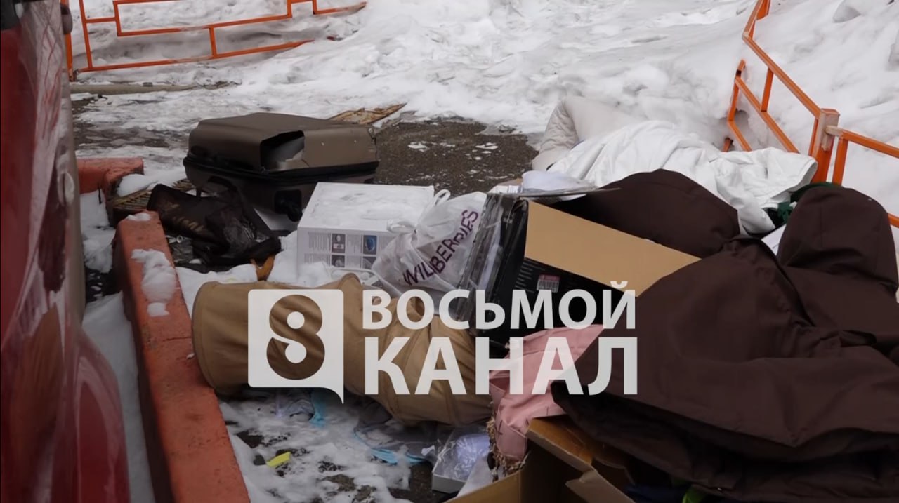 Жительница Красноярска выбросила двух кошек и собаку с 14 го этажа в ЖК Орбита Нашей съемочной группе удалось побывать на месте событий и пообщаться с очевидцами произошедшего Видео опубликовали в нашем MAX Оставить обращение   Telegram замедляют подписывайтесь на нас в MAX