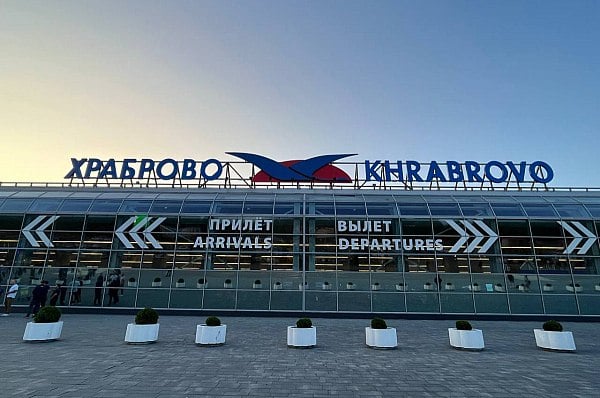 Пассажиропоток на авиалинии Калининград – Минск за год вырос на 13% Пассажиропоток на авиалинии Калининград – Минск в 2024 году вырос на 13% по сравнению с 2023 годом и на 3% с начала текущего года, заявил на встрече с президентом Белоруссии Александром Лукашенко губернатор региона Алексей Беспрозванных. Об этом сообщает ТАСС со ссылкой на пресс-службу правительства Калининградской области. "Вчера летели к вам самолетом Калининград – Минск. Рейс полностью заполнен. А это только начало лета. В прошлом году пассажиропоток Калининград – Минск превысил 50 тыс. человек: рост за год на 13%. За 5 месяцев текущего года отмечается рост еще на 3%", – сообщил Беспрозванных. Беспрозванных добавил, что обсуждается вопрос возобновления прямого авиасообщения между Калининградом и Брестом. Заинтересованность в этом, по сообщению пресс-службы калининградского правительства, подтвердил председатель Брестского облисполкома Петр Пархомчик. aviaru.net/n284404
