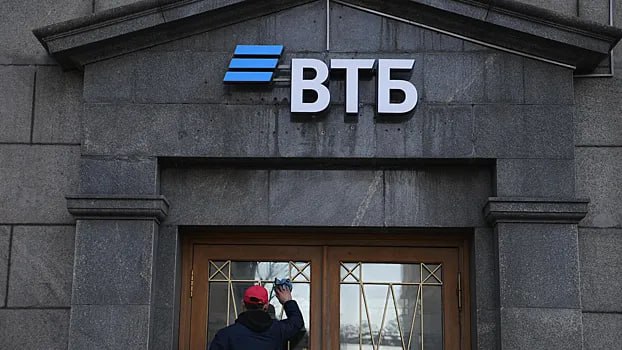 Доля ипотеки с господдержкой по итогам 2024 года достигнет порядка 65% в выдачах ипотечных кредитов в РФ. Такую оценку предоставили в ВТБ, передает РИА Недвижимость.  При этом добавляется, что рыночные программы займут в выдачах ипотеки в стране всего треть. Банк отметил, что средний размер кредита по рыночным программам сегодня составляет около 3,8 миллиона рублей. Значение на 20% уступает уровню 2023 года.  «Первый взнос - около 30% от стоимости недвижимости против 36% в январе. При этом в абсолютных значениях этот показатель с начала года вырос – с 3 до 3,8 миллиона рублей», - указала кредитная организация. Ранее сообщалось, что, по данным столичного Росреестра, по итогам октября 2024 года в Москве зарегистрировали 4,41 тысячи договоров долевого участия  ДДУ  с ипотекой. Это значение на 11,6 процента меньше, чем по итогам сентября.