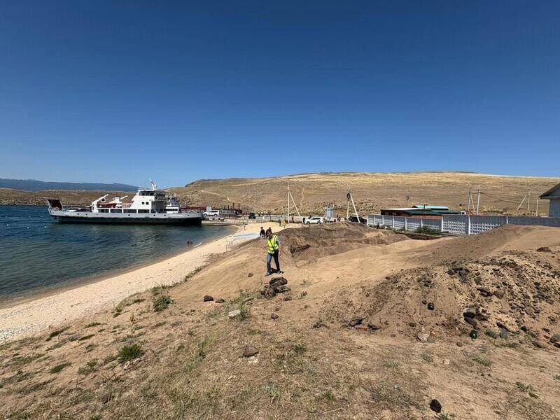 Причалы подогнали под сроки В Иркутской области продолжается реконструкция причалов для паромной переправы на остров Ольхон. Работы идут в рамках нацпроекта «Инфраструктура для жизни» и завершатся в 2026 году. Проект делится на два этапа. Первый прошёл в 2018 году: в поселке Сахюрта отремонтировали причал, построили пирс, проезды и установили освещение с навигационным оборудованием. На втором этапе подрядчик уже в этом году построит временный причал. Это обеспечит непрерывное сообщение с одним из самых популярных туристических мест Байкала. В 2026 году заменят действующие причалы на новые. Также реконструируют участок дороги длиной около 200 м, обустроят площадки для автомобилей в ожидании парома и построят пассажирский павильон. #НовостиЛогистики #ЛогистическиеРешения #НовостиИмпорт #logisticsnews