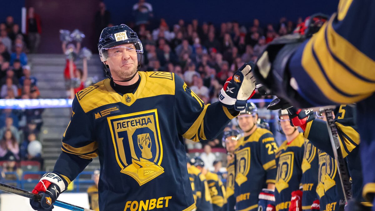 Сергей Мозякин будет введён в Зал славы отечественного хоккея Кроме него в Зал славы отечественного хоккея войдут игроки Владимир Брежнев и Ирина Гашенникова тренер Дмитрий Богинов судья Михаил Галиновский Премией за вклад в развитие хоккея отмечен врач Борис Сапроненков Церемония состоится сегодня в Новосибирске news matchtv КХЛ Шмаков Максим