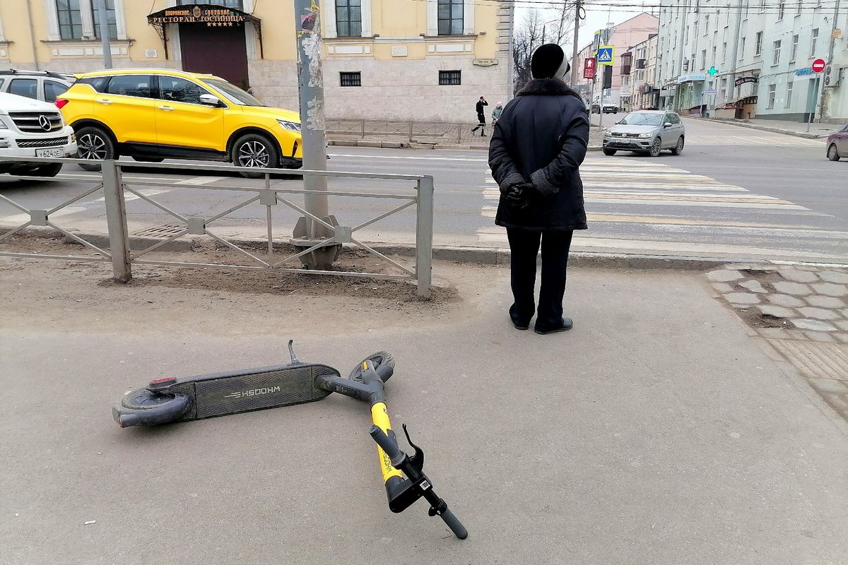 В Туле электросамокатчик сбил женщину с тростью — пьяного лихача оштрафуют на 100 тысяч рублей Следственный комитет начал процессуальную проверку по факту дорожно-транспортного происшествия, произошедшего вечером 19 мая на улице Кауля в Туле. Как сообщается, мужчина на электросамокате сбил 49-летнюю женщину с тростью, шедшую по тротуару. Подробнее Подписаться
