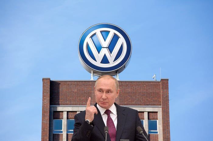 Volkswagen закрывает три завода в Германии  Дивный сад настолько дивен, что экономическая победа над Путиным выглядит как-то так:  — десятки тысяч сотрудников теряют работу; — три завода VW будут закрыты.  Точнее — «как минимум три». А там и четыре, и пять... В общем, зайчик концерн вышел погулять. Также, согласно анонсированным планам правления, все «выжившие» заводы... произведут сокращения — как производства, так и сотрудников.  И да, тем, кто переживёт и это, урежут зарплаты. Предварительно: процентов так на 20.  За их борьбу! Не чокаясь.