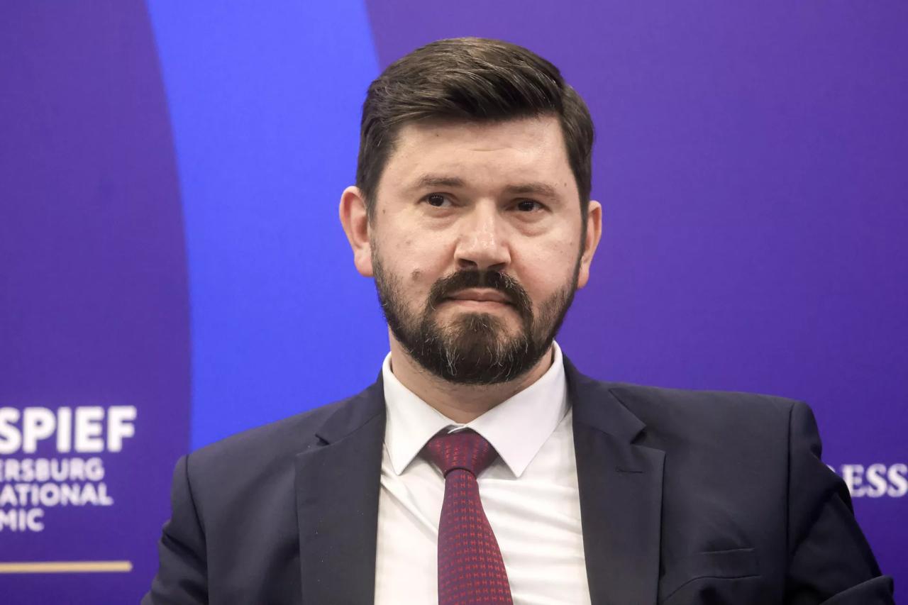Бывший министр экономического развития Ростовской области Максим Папушенко возглавил Федеральный центр компетенций в сфере производительности труда. Об этом сообщили в пресс-службе Минэкономразвития РФ. Чиновник покинул свой пост в правительстве области около двух месяцев назад, однако всё это время не раскрывал будущее место работы. Было лишь известно, что новую должность он получит в Москве. В последние дни его работы на Дону президент России Владимир Путин присвоил Максиму Папушенко почётное звание «Заслуженный экономист Российской Федерации» за многолетнюю добросовестную работу.