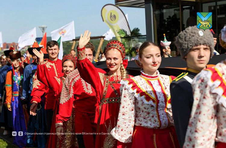 Два новых праздника будут масштабно отмечать в Приморье  30 апреля День коренных народов России  8 сентября День языков народов России ℹ Как отметила председатель правительства края Вера Щербина эти даты помогут сохранить культуру и традиции всех народов страны В их честь в регионе пройдут выставки концерты и образовательные программы Ранее президент России Владимир Путин открыл Год единства народов России А вы кстати можете подписаться на аккаунт нашего проекта
