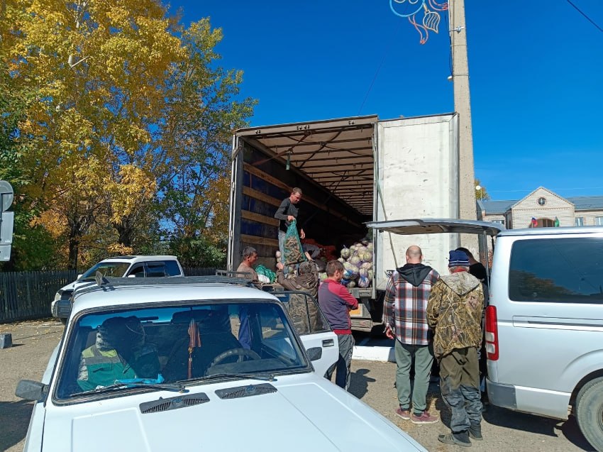 Пострадавшие от паводков забайкальцы начали получать овощные наборы    Жители Забайкалья, чьи огороды пострадали от летних паводков, стали получать овощные наборы. На эти цели было выделено 3,8 млн рублей.     По словам главы краевого Минсельхоза Дениса Бочкарёва, поставки наборов начались после 20 сентября. Это было сделано для того, чтобы жители региона получили овощи, которые были выращены в Забайкалье.  "Кроме того, мы по просьбе жителей увеличили количество картофеля, и буквально вчера наш подрядчик развез наборы по пострадавшим гражданам в Акшинском районе", — уточнил министр.    Отмечается, что на один огород, в зависимости от количества человек, выдадут от 150 до 300 кг картофеля, 25 кг гречки и риса, а также макароны.    Как добавили в администрации Акшинского района, помощь получили уже 58 семей: семь — из села Усть-Иля, 11 — из села Бытэв и 40 — из Акши.  Фото: администрации Акшинского района  ChitaMedia Забайкальский край