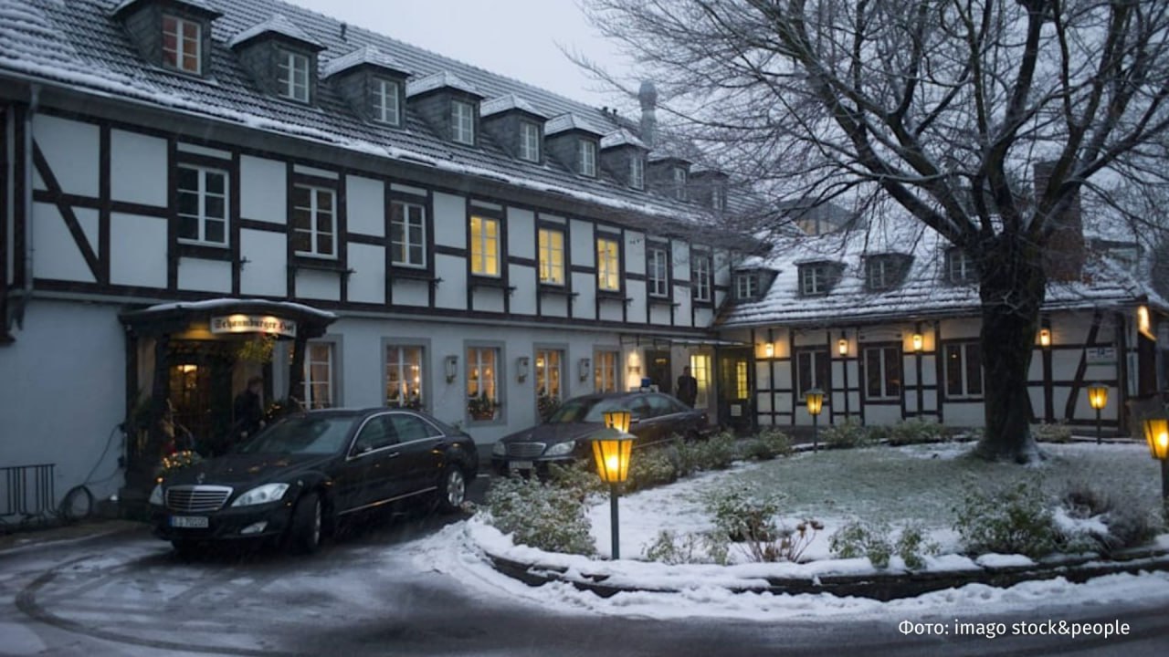 Один из старейших трактиров в Германии Шаумбургский двор обанкротился после 270 лет работы пишет Bild История трактира началась в 1755 году когда винодел открыл на берегу реки Рейна постоялый двор с конюшнями который быстро стал популярным у торговцев и путешественников Со временем Шаумбургский двор превратился в культовое место здесь бывали Фридрих Ницше Александр фон Гумбольдт и Генрих Гейне а в 1948 году именно в этих стенах заседал Парламентский совет готовивший Конституцию страны В 2000 х заведение пережило перезагрузку но пандемия рост минимальной зарплаты и энергозатрат привели к финансовому краху В январе суд в Бонне открыл процедуру банкротства IZ RU в Telegram в MAX