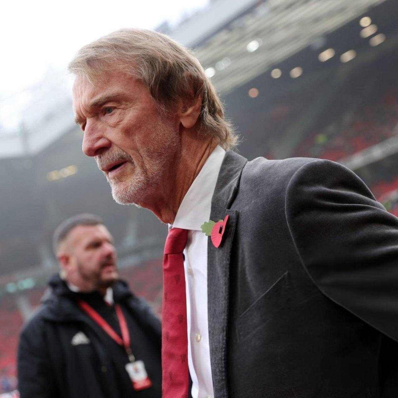 Совладелец Манчестер Юнайтед принес извинения за слова о колонизации Британии мигрантами Джим Рэтклифф прокомментировал свое интервью Sky News где он говорил о колонизации Великобритании мигрантами Приношу извинения за то что мой выбор слов оскорбил некоторых людей в Великобритании и Европе и вызвал беспокойство Но важно поднимать вопрос о необходимости контроля и качественного управления миграцией которая должна поддерживать экономический рост сказал Рэтклифф в заявлении для телеканала Ранее слова бизнесмена осудил премьер министр Великобритании Кир Стармер Подписывайтесь на РИА Новости Спорт в MAX