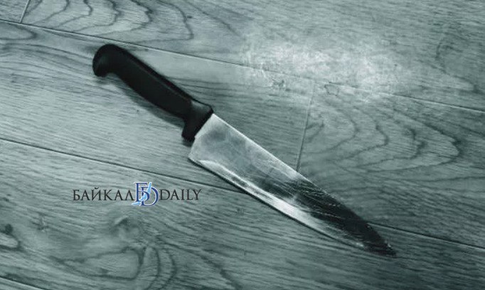 Очередное убийство по пьяной лавочке В Закаменском районе жительница села Хуртага убила односельчанина к которому пришла в гости для распития спиртного Они поссорились и женщина нанесла хозяину дома один удар кухонным ножом в грудную клетку Ранение оказалось смертельным Убийца никакой помощи жертве оказать не пыталась Вместо этого выбежала из дома и выбросила нож на улице Впрочем вскоре уже была задержана