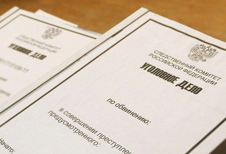 Экс судья из Кабардино Балкарии стал фигурантом дела о взятках Председатель Следственного комитета России Александр Бастрыкин возбудил уголовное дело в отношении мирового судьи в отставке из Кабардино Балкарской республики Мухамеда Темботова подозреваемого в получении взяток в том числе в особо крупном размере Об этом сообщает Следком РФ Установлено что в период с ноября 2024 года по май 2025 года мировой судья Темботов действуя в составе организованной им преступной группы с участием своих секретаря судебного заседания Марианны Карасовой и помощника судьи Елены Рашидовой неоднократно получил взятки размере от 10 тысяч до 100 тысяч рублей от участников судопроизводства за принятие решений по административным делам находившимся в его производстве говорится в сообщении ведомства Южная служба новостей