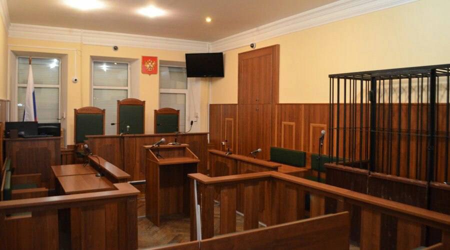 В Первомайском районе парень шантажировал школьницу ложным интимными сведениями. 19-летний местный житель в мае 2025 года создал фальшивый аккаунт в мессенджере и начал шантажировать свою 17-летнюю знакомую. Обвиняемый требовал перевести 30 тысяч рублей, угрожая распространением заведомо ложных интимных сведений, порочащих честь и достоинство несовершеннолетней потерпевшей. Испуганная девушка перевела злоумышленнику 25 тысяч рублей из семейных сбережений. Максимальное наказание по этой статье предусматривает до четырёх лет лишения свободы.