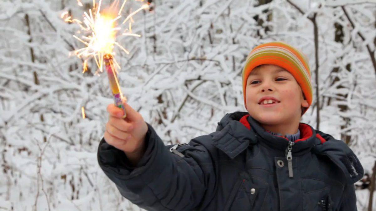 Во Владивостоке 10-летний ребенок едва не лишился глаза из-за осколка петарды  В глазной травмпункт Краевой клинической больницы №2 обратился отец с 10-летним сыном Ярославом. Мальчик получил серьёзную травму глаза во время игры с петардами. Пациенту диагностировали «посттравматический кератит» — воспаление роговицы, возникшее из-за удара и возможной инфекции.  Отец сообщил, что дети играли с петардами на реке, поджигали их и кидали в разные стороны. Взрослых рядом не было, и в момент одного из взрывов Ярослав получил удар в глаз от, вероятно, частиц петарды.  Врач-офтальмолог назначил лечение мальчику в виде капель и геля. Острота его зрения не снизилась, и госпитализация не потребовалась. Врач порекомендовал вернуться на следующий день, чтобы проверить состояние, однако семья не пришла, и их дальнейшая судьба пациента остается неизвестной.