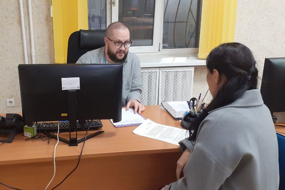 В Тюменской области открылось Государственное юридическое бюро Учреждение работает на базе ГКУ ТО Центр обеспечения мер социальной поддержки Госюрбюро оказывает бесплатную юридическую помощь гражданам имеющим на это право к ним относятся малоимущие граждане инвалиды 1 и 2 группы участники специальной военной операции и члены их семей многодетные родители дети инвалиды дети сироты и другие категории граждан Жители могут обратиться по адресу г Тюмень ул Республики д 211 остановка СибНИПИГазстрой вход на 1 этаже с улицы Воровского Часы работы   понедельник четверг с 08 45 до 18 00   пятница с 09 00 до 17 00 Консультации по телефону 8 3452 411 000 Подробности на сайте Департамент социального развития Тюменской области