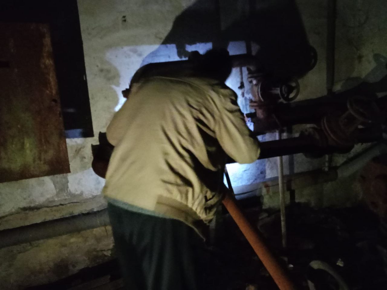 Авария в доме на Союзной устранена силами администрации водоснабжение восстановлено Администрация Железнодорожного округа Курска сообщила об устранении коммунальной аварии в доме на ул Союзной 65 Из за прорыва трубы квартиры жильцов были залиты сейчас подача воды восстановлена Работы провели сотрудники администрации округа совместно с представителями городского комитета ЖКХ и Курскводоканала по обращениям жителей и по поручению мэра Евгения Маслова В официальном сообщении отмечено что управляющая компания Лидер в очередной раз самоустранилась от выполнения своих обязанностей по проведению ремонтных работ Курская Telega Прислать новость