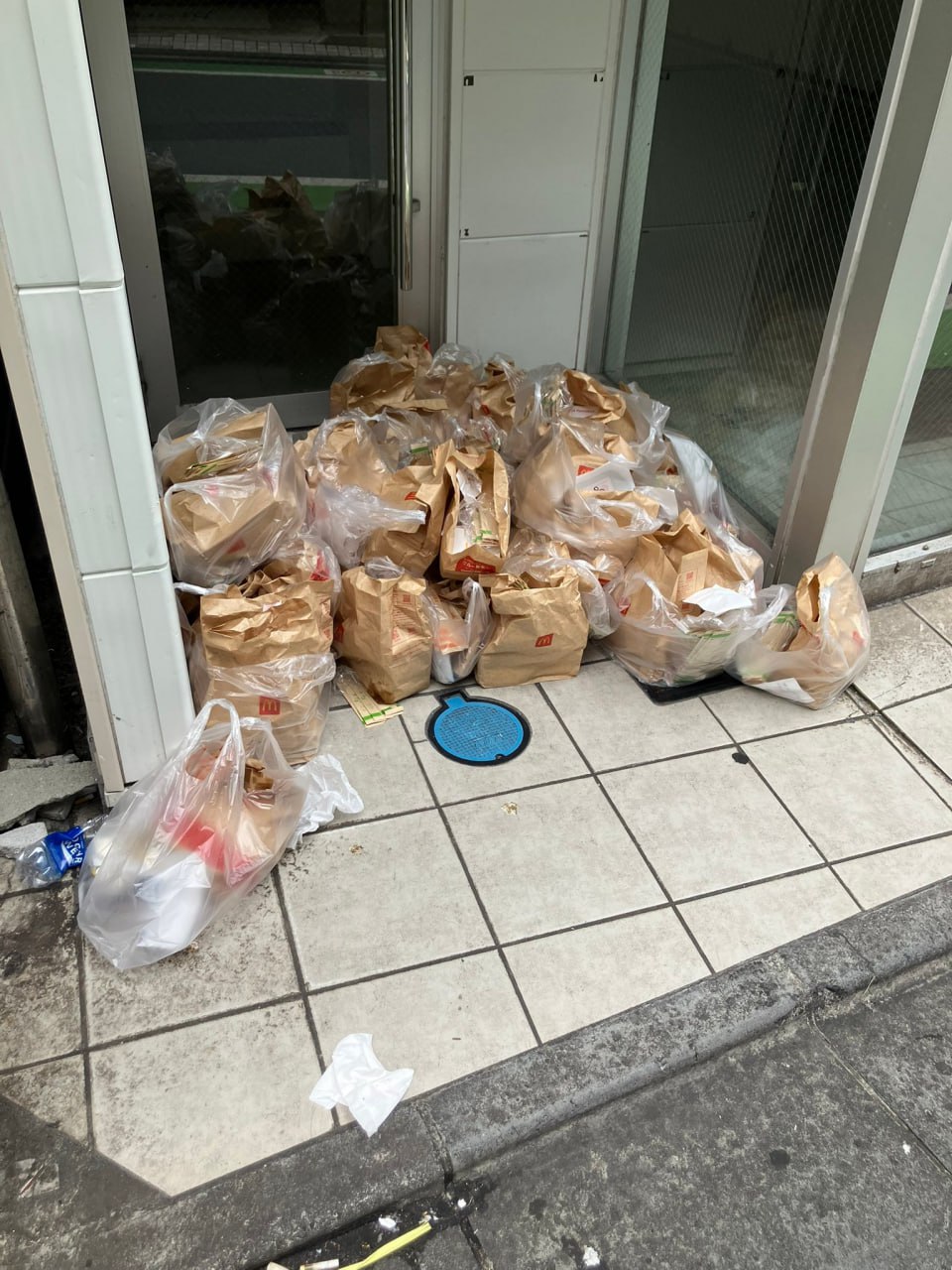 McDonald’s в Японии пришлось досрочно завершить акцию с карточками «Покемонов» из-за безумного ажиотажа.  Фанаты и перекупщики массово скупали промо-наборы «Хэппи Мил», а еду выбрасывали прямо в ресторанах или на улице.