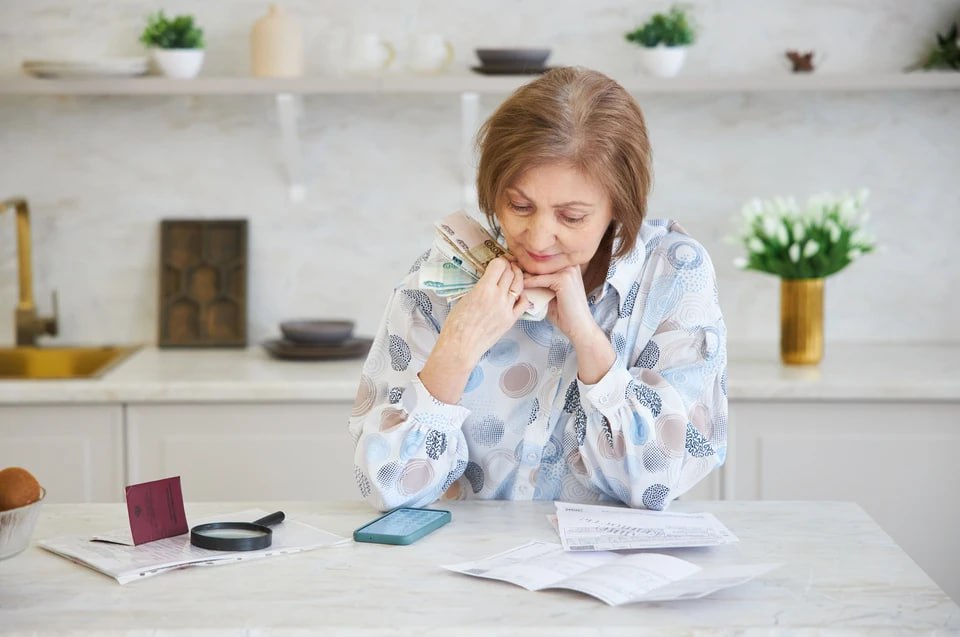 В Челябинске с 1 декабря вырастет плата за содержание жилого помещения Такое решение приняли в Городской думе Рост составит 11 Плата за содержание жилья это те деньги которые получает управляющая компания или ТСЖ за то что следит за общим имуществом в многоэтажке обеспечивает работу лифта и мусоропровода уборку в подъезде высылает слесаря или электрика для устранения аварий в квартирах Новый размер платы будет зависеть от характеристик дома например от того есть ли в здании лифт мусоропровод газовое оборудование все это требует дополнительного обслуживания В итоге сумма составит от 24 рублей 66 копеек до 33 рублей 12 копеек за каждый квадратный метр квартиры   Подписаться на chelkp