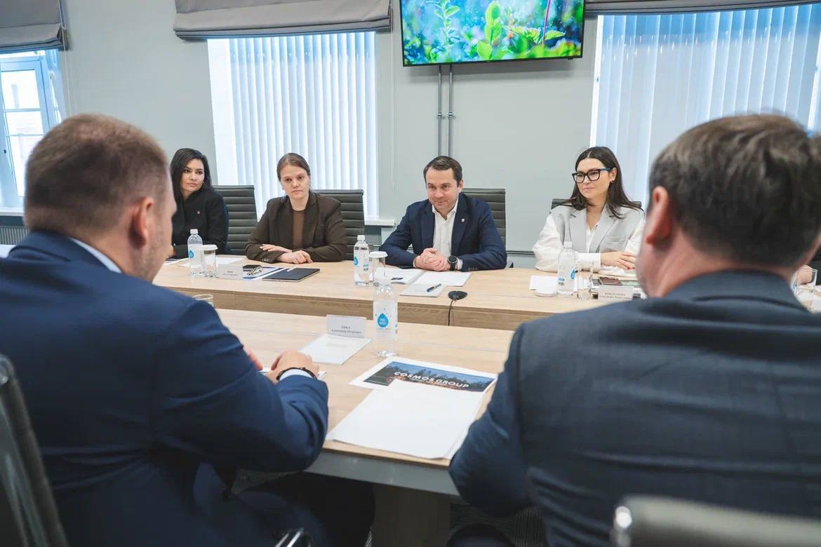Мурманская область уверенно развивается как туристический регион. В 2024 году по данным официальной статистики мы приняли рекордные 761 тысячу гостей — лучший показатель за всю историю. Особое внимание привлекают уникальные маршруты: Баренцево и Белое моря с их живописными пейзажами, Ловозерские тундры — для любителей пеших походов и природы, а также Хибины — круглогодичный центр активного отдыха. Вместе с президентом Cosmos Hotel Group Александром Биба обсудили планы по развитию гостиничной инфраструктуры. Мы нацелены на высокий уровень сервиса, подготовку кадров и современное размещение для комфортного отдыха гостей. Создаем условия для новых инвестиций в туризм — это важный драйвер экономического роста и, одновременно, фактор повышения качества жизни северян.