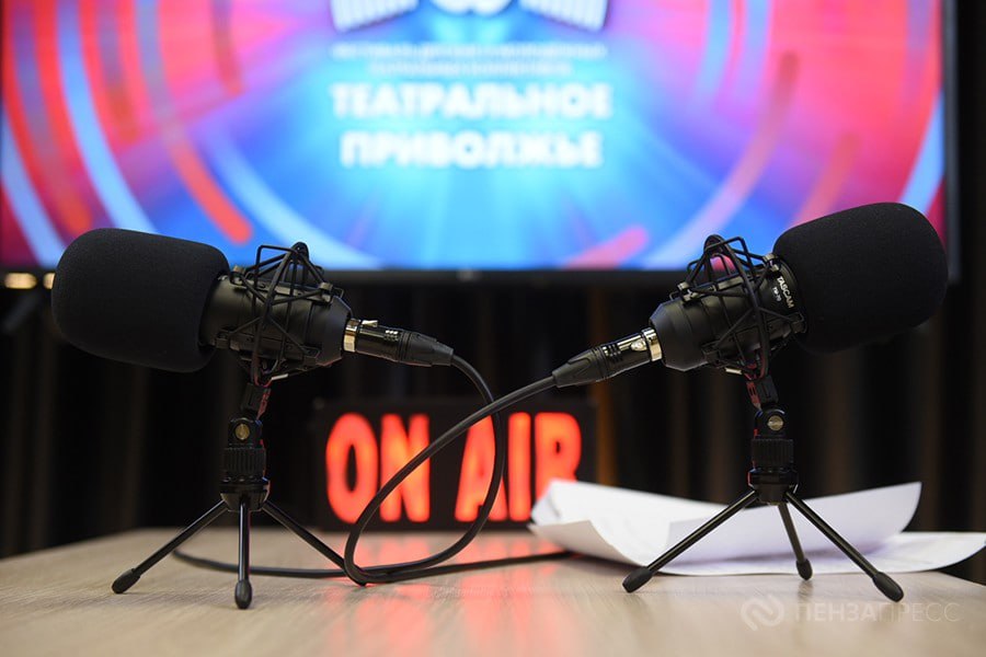 В Пензенской области определились победители регионального этапа фестиваля Театральное Приволжье Два лучших спектакля представят наш регион на окружном этапе Победители определялись в двух категориях детские спектакли и молодежные постановки Специальными наградами отмечены лучшая режиссура лучшее музыкальное оформление лучшее художественное оформление и лучшие актеры за женскую и мужскую роли Фестиваль Театральное Приволжье масштабный проект направленный на развитие театрального искусства среди молодежи и формирование культурных ценностей подрастающего поколения Мероприятие проходит под патронатом полномочного представителя президента РФ в ПФО Игоря Комарова penzapress пенза приволжье театр культура