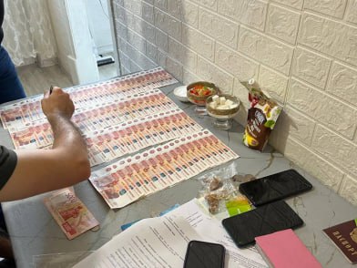 На Дону мать и сын украли почти полмиллиона рублей  В Мясниковском районе полиция оперативно задержала двух подозреваемых в краже 480 тыс. рублей из частного дома. Об этом сообщает пресс-служба ГУ МВД России по Ростовской области.    Подозреваемыми оказались мать и сын. Приехав на автомобиле к жилью жертвы, молодой человек остался в машине и следил за обстановкой, а его мать проникла в дом благодаря найденным под скатертью стола ключам в летней кухне и похитила все наличные сбережения в сумме 480 тыс. рублей, спрятанные в тайнике.    Благодаря слаженной работе правоохранителей злоумышленники были задержаны в кратчайшие сроки. Часть денег изъята и возвращена владелице.    Возбуждено уголовное дело по статье «Кража с незаконным проникновением в жилище».   Подписаться на "Новости Ростова"    Прислать новость