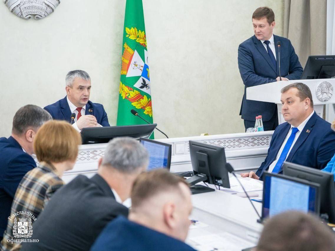 Подготовка техники к весенним полевым работам продолжается на Гомельщине Вопрос обсудили в рамках аппаратного совещание во главе с председателем облисполкома Иваном Крупко На данный момент в ремонте находится более 600 единиц около 250 в районных агросервисах остальные работы проводятся силами хозяйств Продолжается также установка видеонаблюдения в ремонтных мастерских для осуществления контроля за качеством выполнения работ Кроме того регулярно отслеживается соблюдение температурного режима в мастерских Губернатор подчеркнул что работники сельскохозяйственных и ремонтных организаций должны выполнять свои обязанности в комфортных условиях