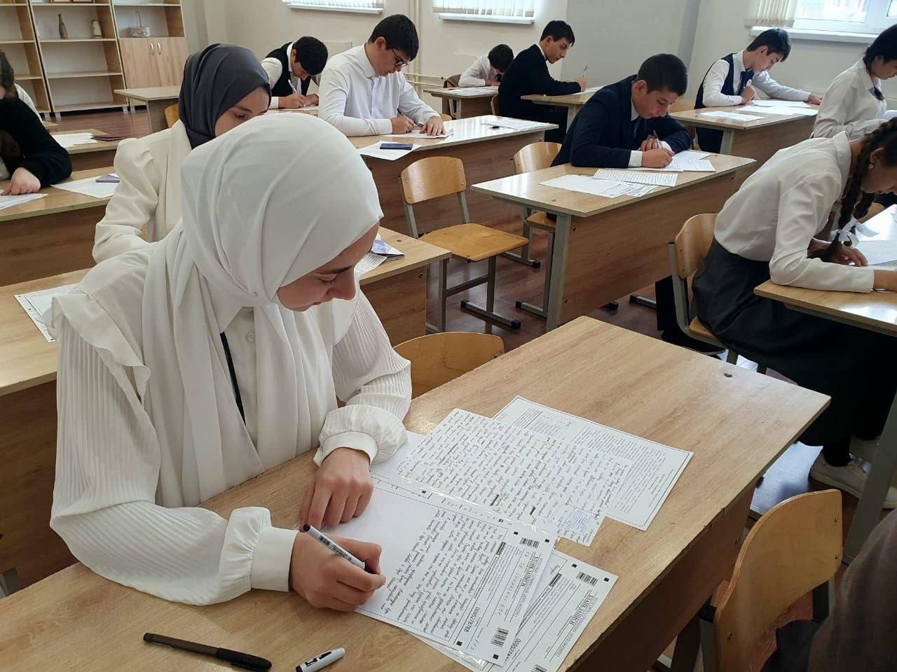 В Минобразования Ингушетии прошли обыски.  Мероприятия могут быть связаны с делом о хищении 15,7 млн рублей при подготовке к ЕГЭ в Ингушетии.  В рамках этого дела Магасский районный суд готовится рассмотреть обвинение против бывшего директора регионального центра обработки информации и бывшего начальника отдела бухгалтерского учета, контроля и отчетности минобрнауки Ингушетии. Им вменяется часть 4 статьи 159 УК РФ  мошенничество .  По версии следствия, обвиняемые составили подложные документы, отражающие фиктивное выполнение работ по подготовке и проведению ЕГЭ 84 лицами, которые на самом деле не являлись педагогами и не принимали участия в экзаменационной кампании. Кроме того, они завысили сумму компенсации 140 учителям, участвовавшим в подготовке и проведении ЕГЭ. В результате, в 2019 году, по версии следствия, было похищено более 15,7 млн рублей бюджетных средств.